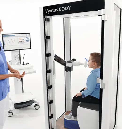 Clinician testing a patient in Vyaire's Vyntus™ BODY Plethysmograph.